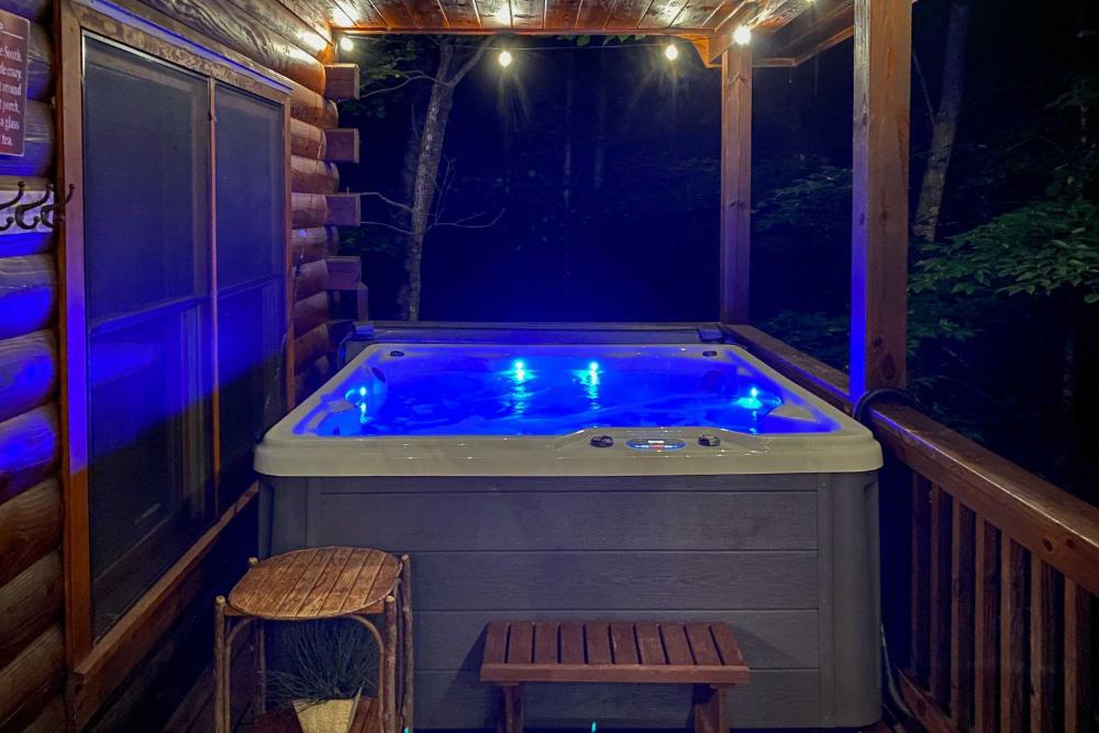 Bigfoots Hideout in Blue Ridge with Hot Tub!